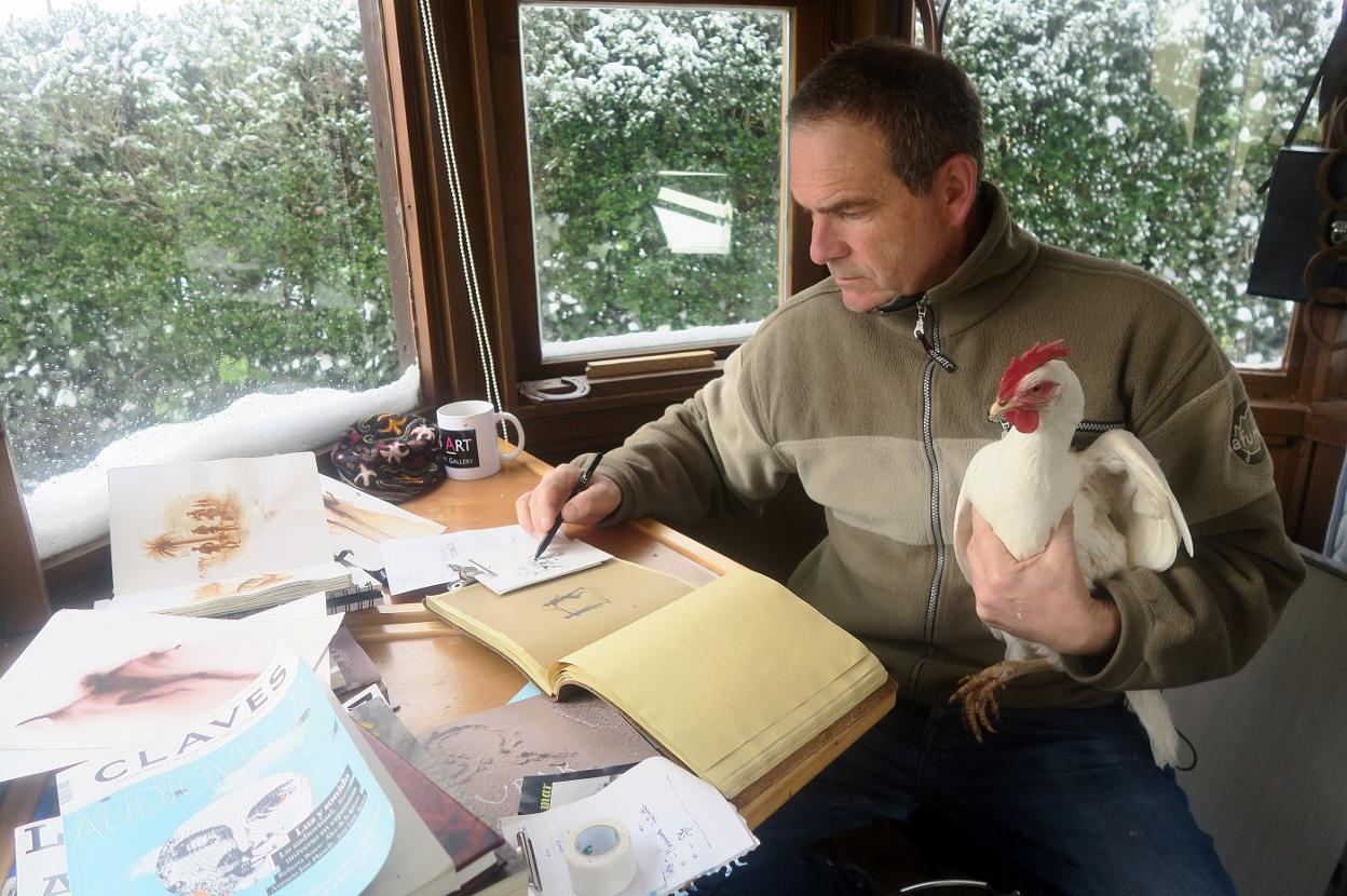 El artista Nacho Zubelzu en el estudio de su domicilio reinosano. 