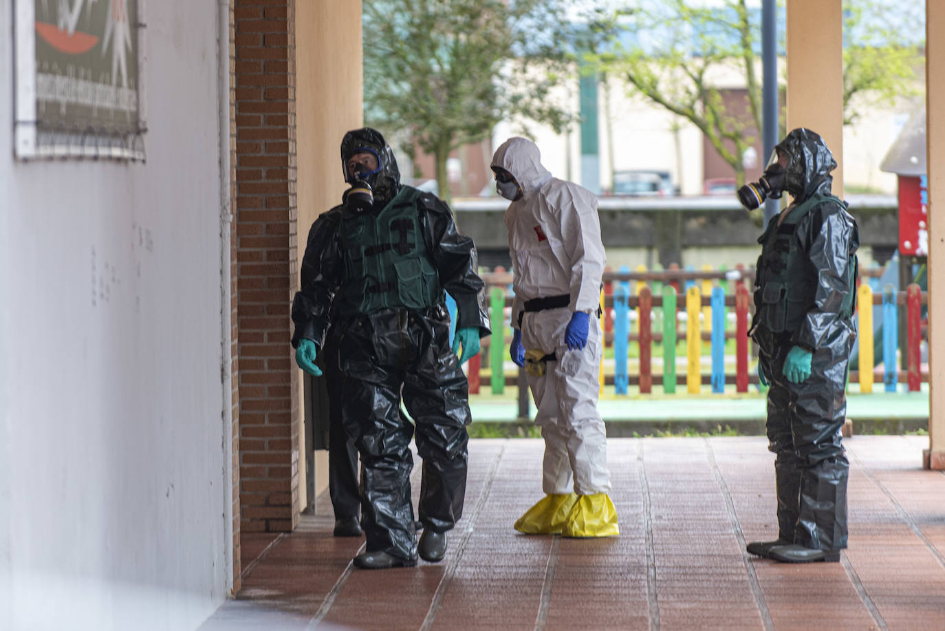 Fotos: Despliegue de la Guardia Civil en Santoña para notificar el confinamiento de las familias afectadas