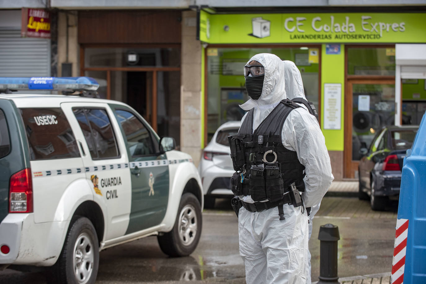 Fotos: Despliegue de la Guardia Civil en Santoña para notificar el confinamiento de las familias afectadas