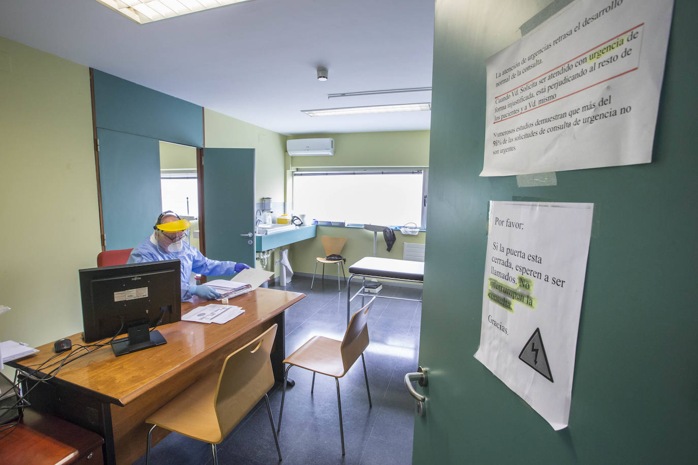 Médicos y enfermeras siguen atendiendo por teléfono, 'in situ' y desde sus casas para evitar que vayan a los hospitales los casos leves a los que hacen seguimiento 