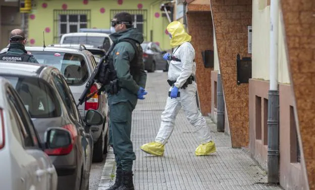 Despliegue de la Guardia Civil en Santoña para notificar el confinamiento de más familias
