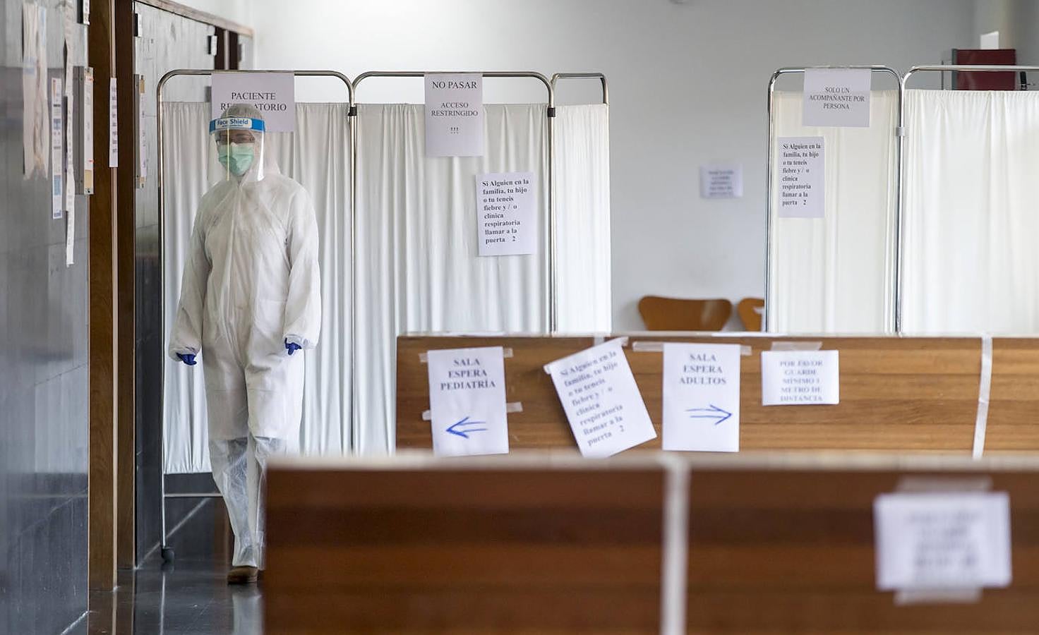 Médicos y enfermeras siguen atendiendo por teléfono, 'in situ' y desde sus casas para evitar que vayan a los hospitales los casos leves a los que hacen seguimiento 