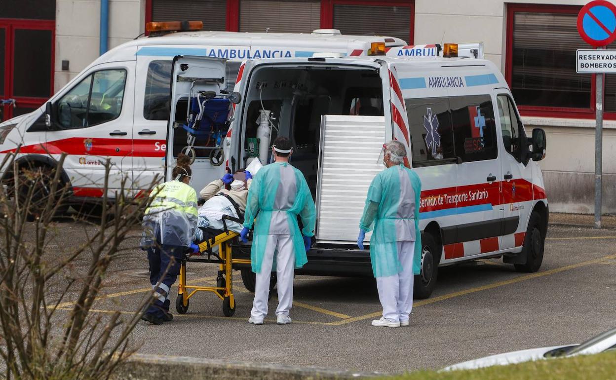 Un paciente llegando hoy en ambulancia a Liencres