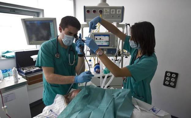 Las UCI de los hospitales cántabros están al 76% de su capacidad, con 65 plazas ya ocupadas