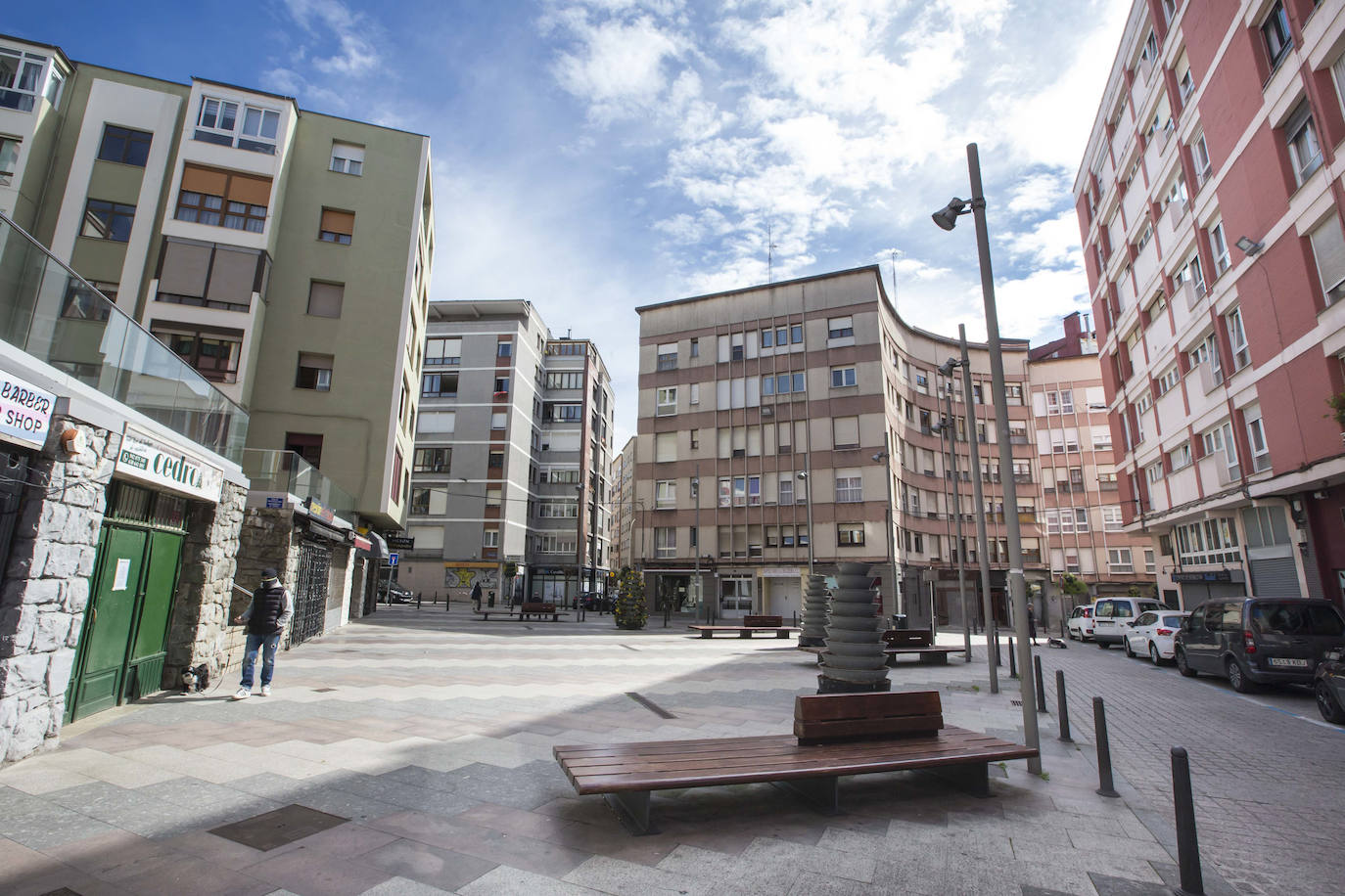 Calles vacías, apenas algún operario en obras de urgencia y controles. La rutina del estado de alarma ha pillado en silencio al mes de abril en Santander