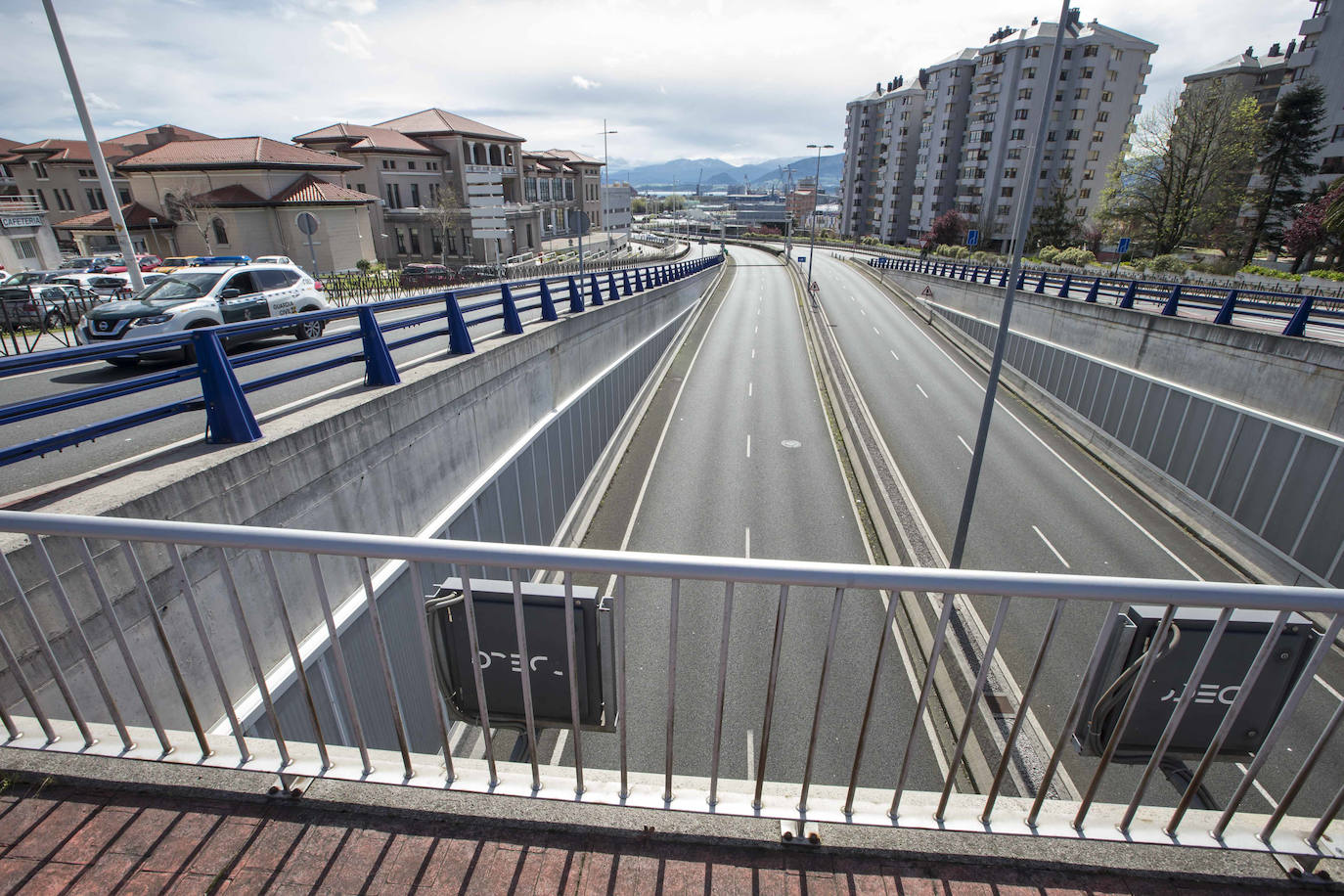 Calles vacías, apenas algún operario en obras de urgencia y controles. La rutina del estado de alarma ha pillado en silencio al mes de abril en Santander