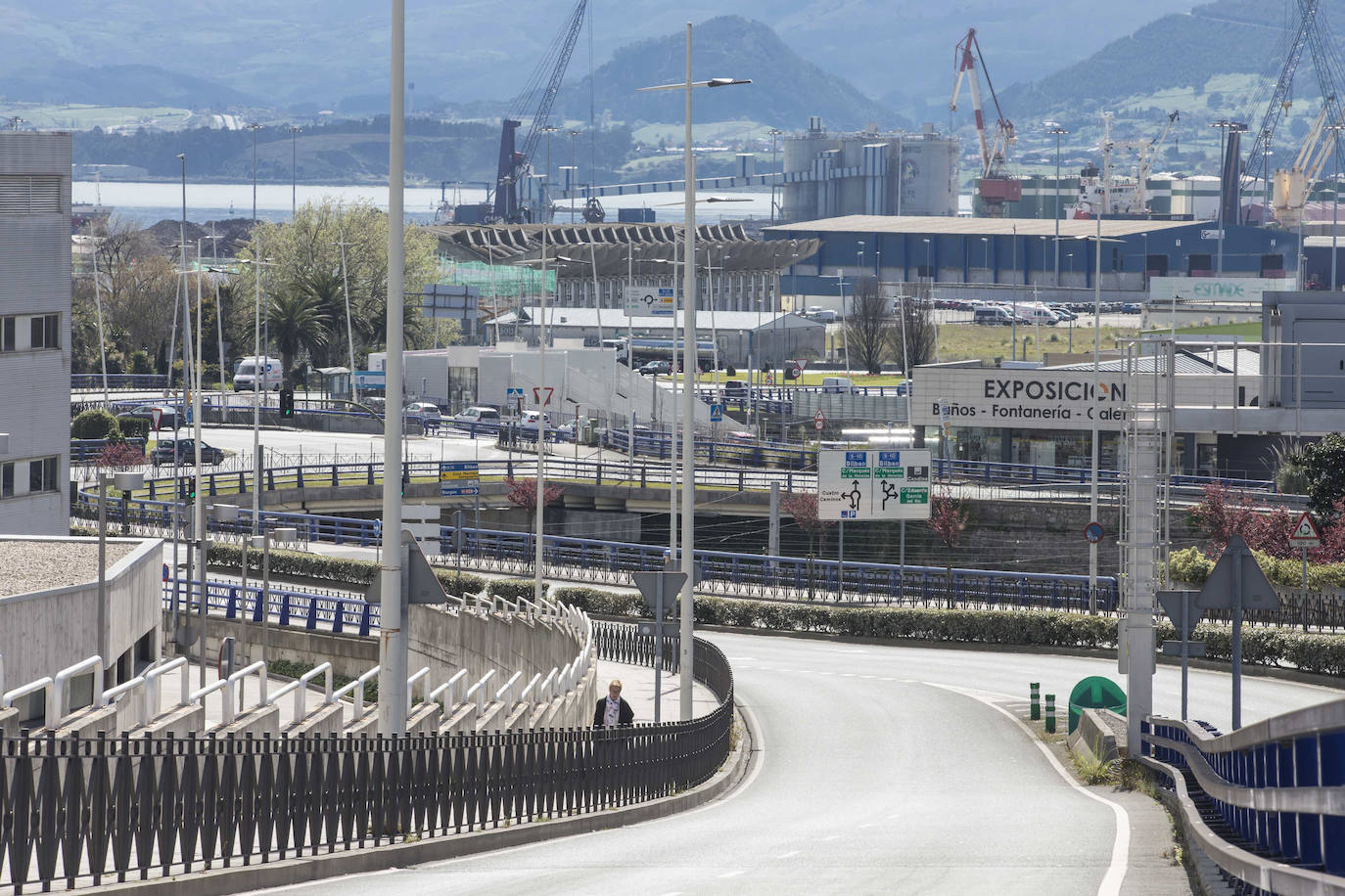 Calles vacías, apenas algún operario en obras de urgencia y controles. La rutina del estado de alarma ha pillado en silencio al mes de abril en Santander