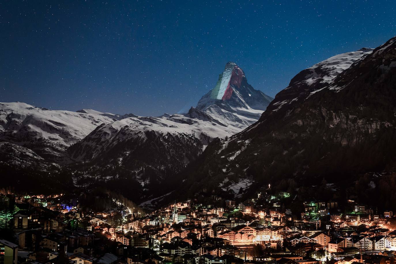 El artista suizo Gerry Hofstetter proyecta cada noche imágenes sobre una de las caras de la emblemática cumbre de la frontera italo-suiza, cuya silueta es el logo de los chocolates Toblerone