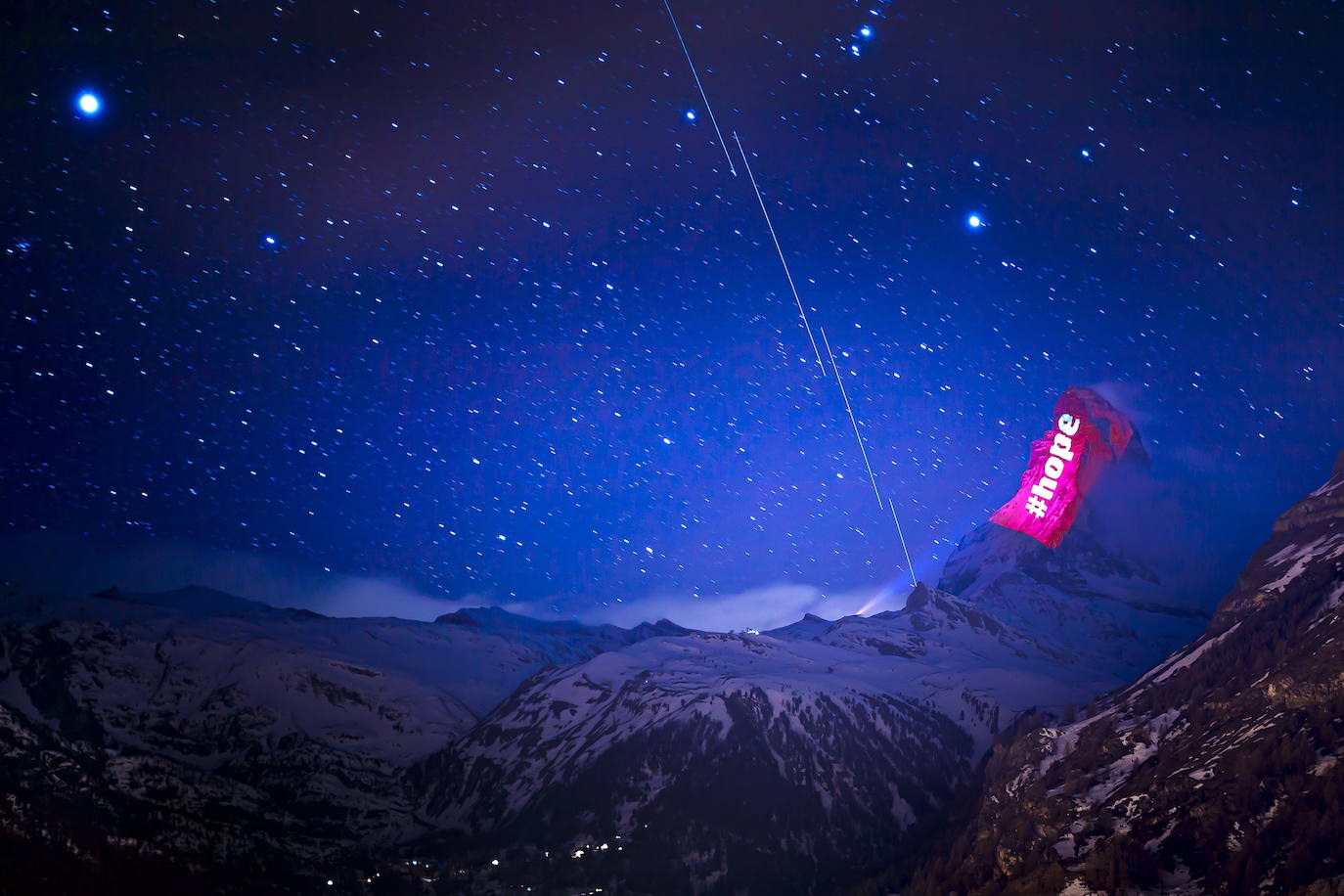 El artista suizo Gerry Hofstetter proyecta cada noche imágenes sobre una de las caras de la emblemática cumbre de la frontera italo-suiza, cuya silueta es el logo de los chocolates Toblerone