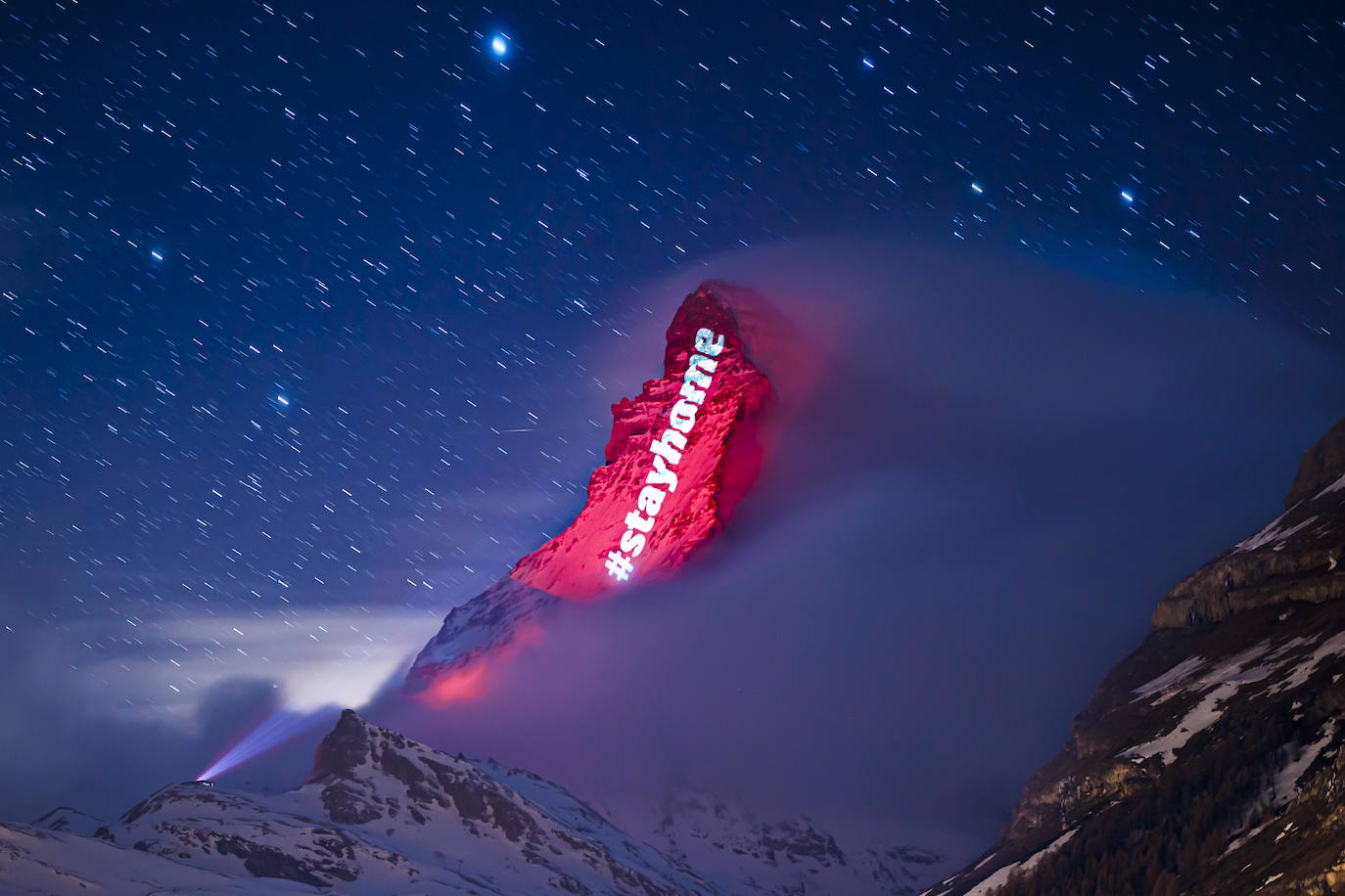 El artista suizo Gerry Hofstetter proyecta cada noche imágenes sobre una de las caras de la emblemática cumbre de la frontera italo-suiza, cuya silueta es el logo de los chocolates Toblerone