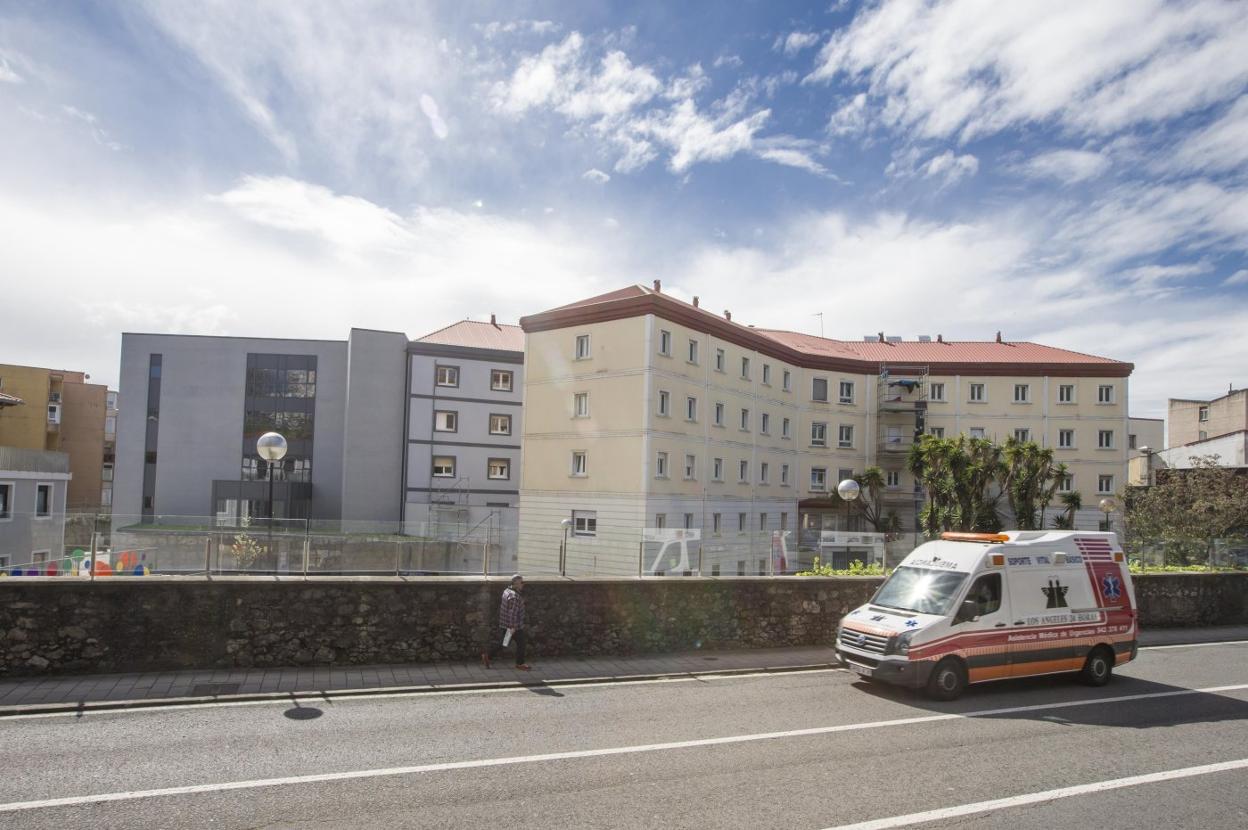 Vista exterior de la residencia San Cándido, en Santander, donde ayer se realizaron catorce pruebas de detección del Covid-19. ROBERTO RUIZ