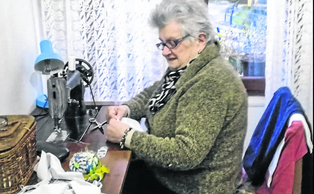 Dolores Muriedas, en su cuarto de costura haciendo mascarillas para los sanitarios. 