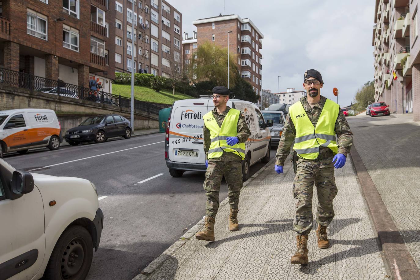 Nuestras cámaras se han centrado este jueves de 'alarma' en algunos de los protagonistas ya habituales de estos días: el Ejército de Tierra vuelve a las calles de Santander; la limpieza es un elemento clave en la lucha contra la pandemia; y Valdecilla, uno de los epicentros de la batalla 