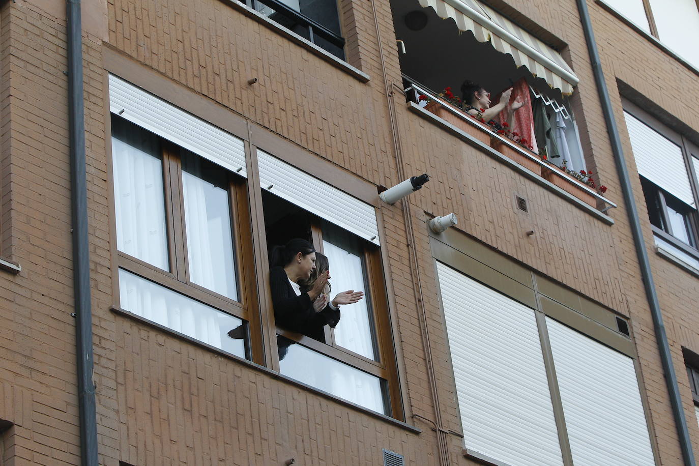 Los cántabros siguen saliendo a las ocho de la tarde para aplaudir y homenajear a sanitarios, policías, y todo aquel profesional que combate en primera línea al coronavirus 