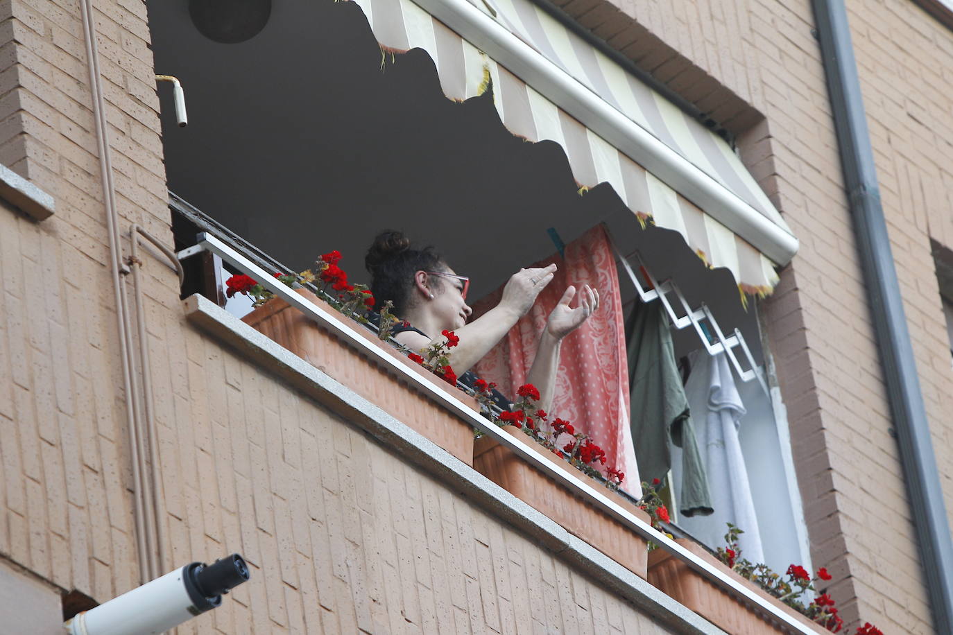 Los cántabros siguen saliendo a las ocho de la tarde para aplaudir y homenajear a sanitarios, policías, y todo aquel profesional que combate en primera línea al coronavirus 