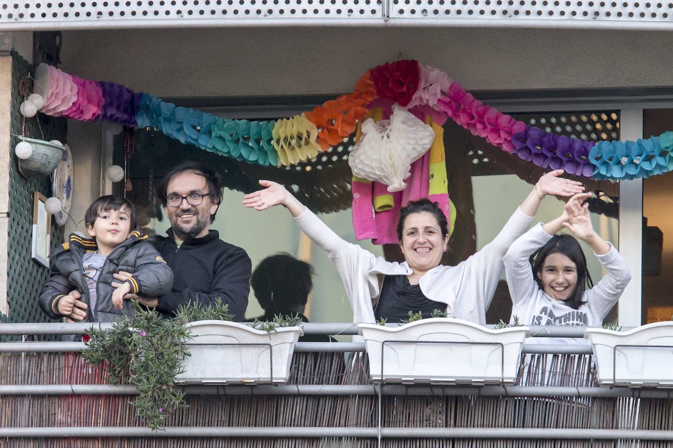 Los cántabros siguen saliendo a las ocho de la tarde para aplaudir y homenajear a sanitarios, policías, y todo aquel profesional que combate en primera línea al coronavirus . Esta noche mostramos con salieron a la ventana en Nueva Montaña, Cabezón y Torrelavega
