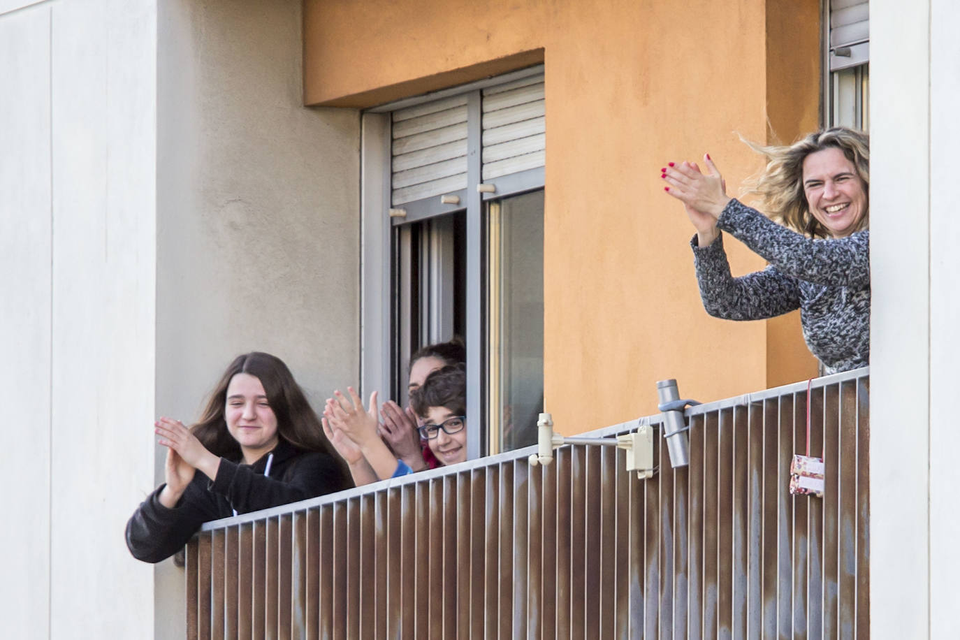 Los cántabros siguen saliendo a las ocho de la tarde para aplaudir y homenajear a sanitarios, policías, y todo aquel profesional que combate en primera línea al coronavirus . Esta noche mostramos con salieron a la ventana en Nueva Montaña, Cabezón y Torrelavega