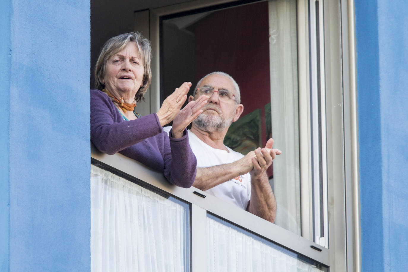 Los cántabros siguen saliendo a las ocho de la tarde para aplaudir y homenajear a sanitarios, policías, y todo aquel profesional que combate en primera línea al coronavirus . Esta noche mostramos con salieron a la ventana en Nueva Montaña, Cabezón y Torrelavega