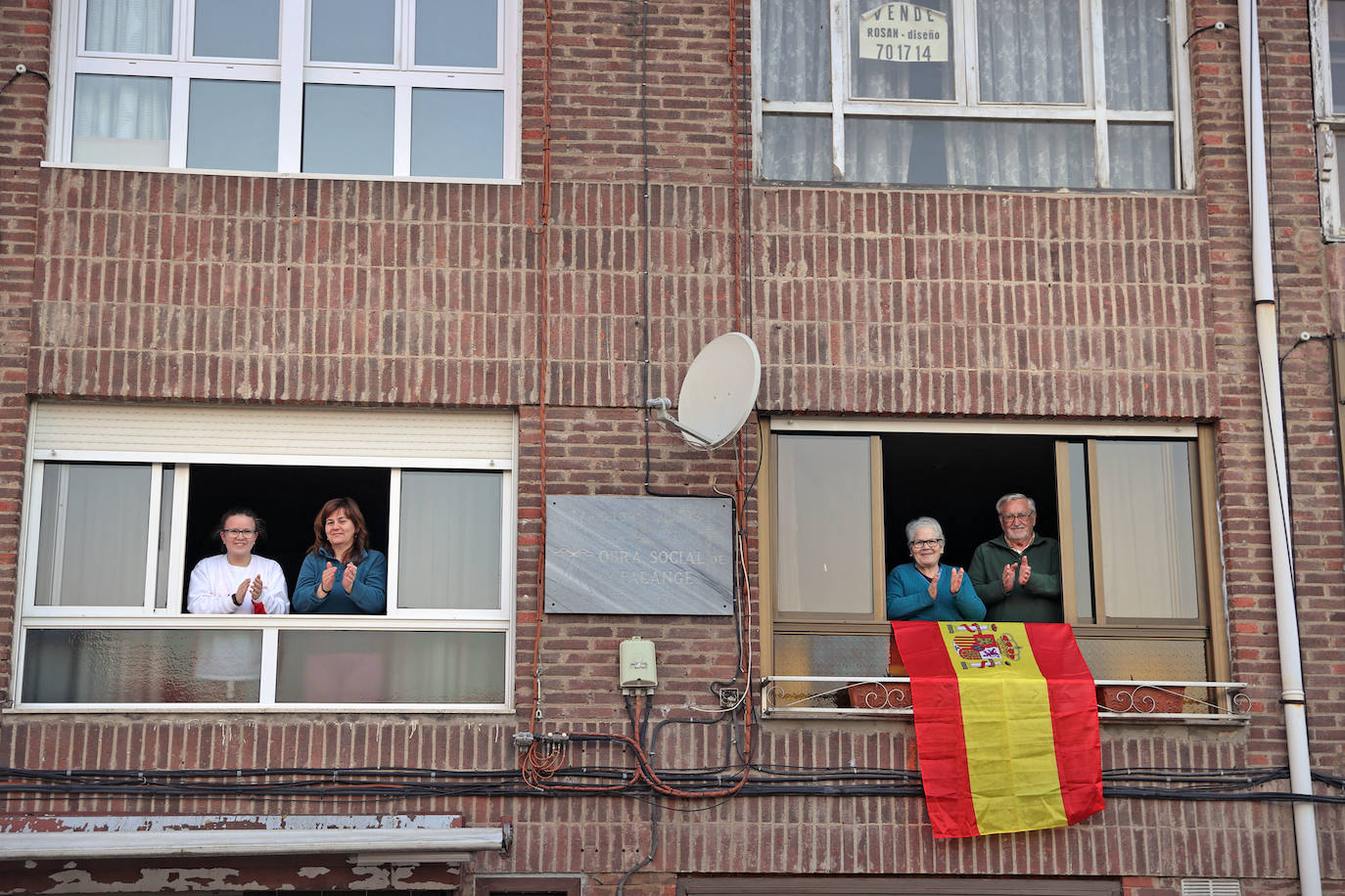 Los cántabros siguen saliendo a las ocho de la tarde para aplaudir y homenajear a sanitarios, policías, y todo aquel profesional que combate en primera línea al coronavirus 