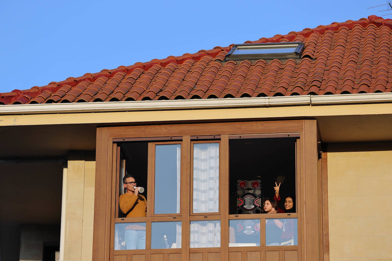 Los cántabros siguen saliendo a las ocho de la tarde para aplaudir y homenajear a sanitarios, policías, y todo aquel profesional que combate en primera línea al coronavirus 