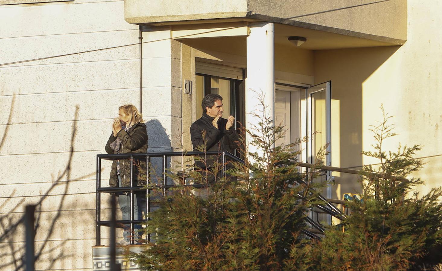 Los cántabros siguen saliendo a las ocho de la tarde para aplaudir y homenajear a sanitarios, policías, y todo aquel profesional que combate en primera línea al coronavirus 