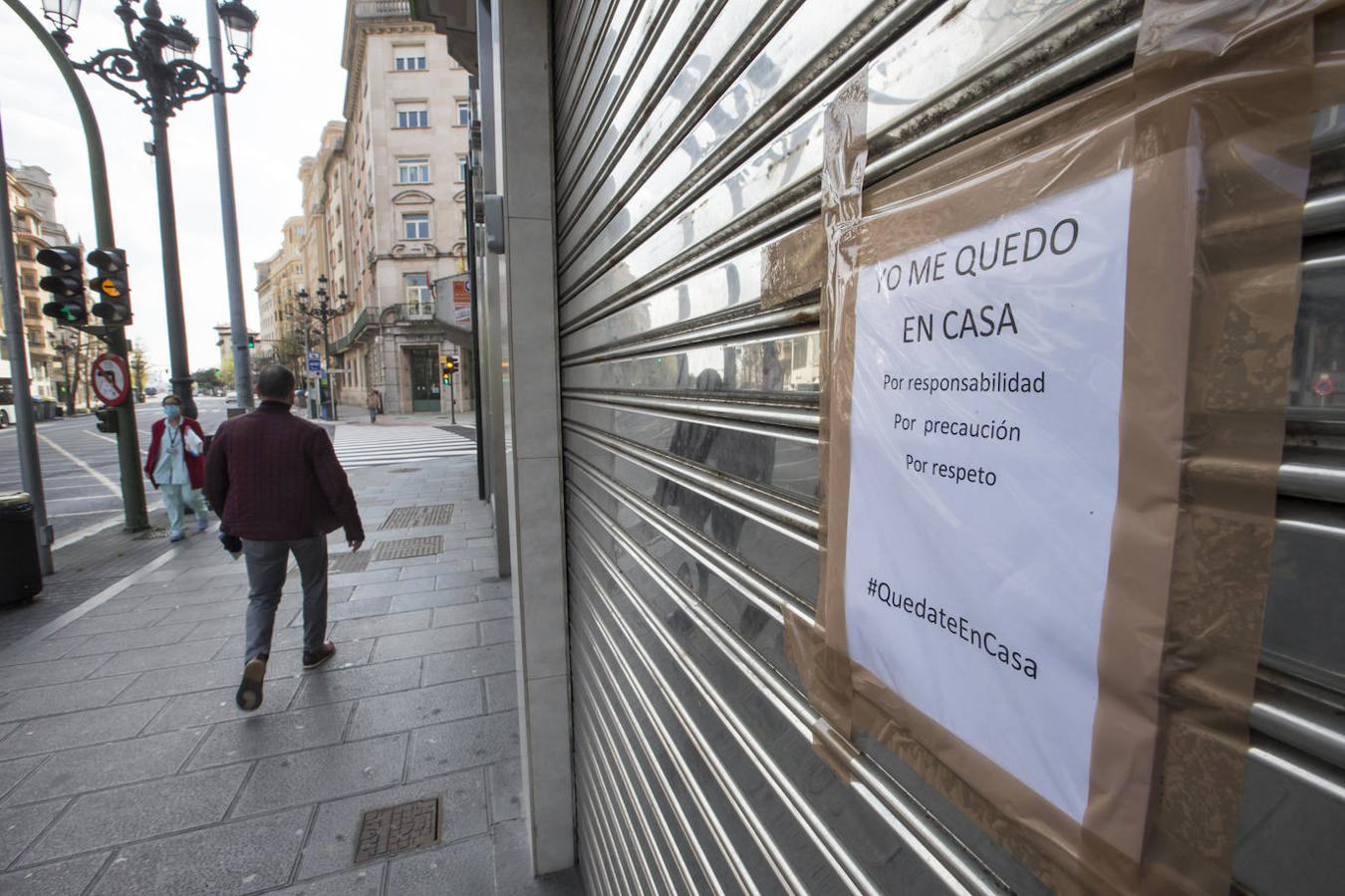 Un nuevo día en estado de alarma nos deja unas calles de Santander sin apenas tráfico y con cierta actividad para ir a hacer la compra o pasear al perro.