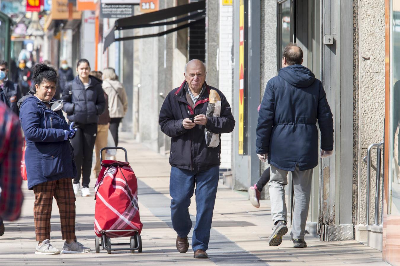 Un nuevo día en estado de alarma nos deja unas calles de Santander sin apenas tráfico y con cierta actividad para ir a hacer la compra o pasear al perro.