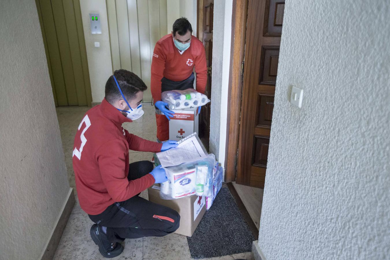 Un nuevo día en estado de alarma nos deja unas calles de Santander sin apenas tráfico y con cierta actividad para ir a hacer la compra o pasear al perro.