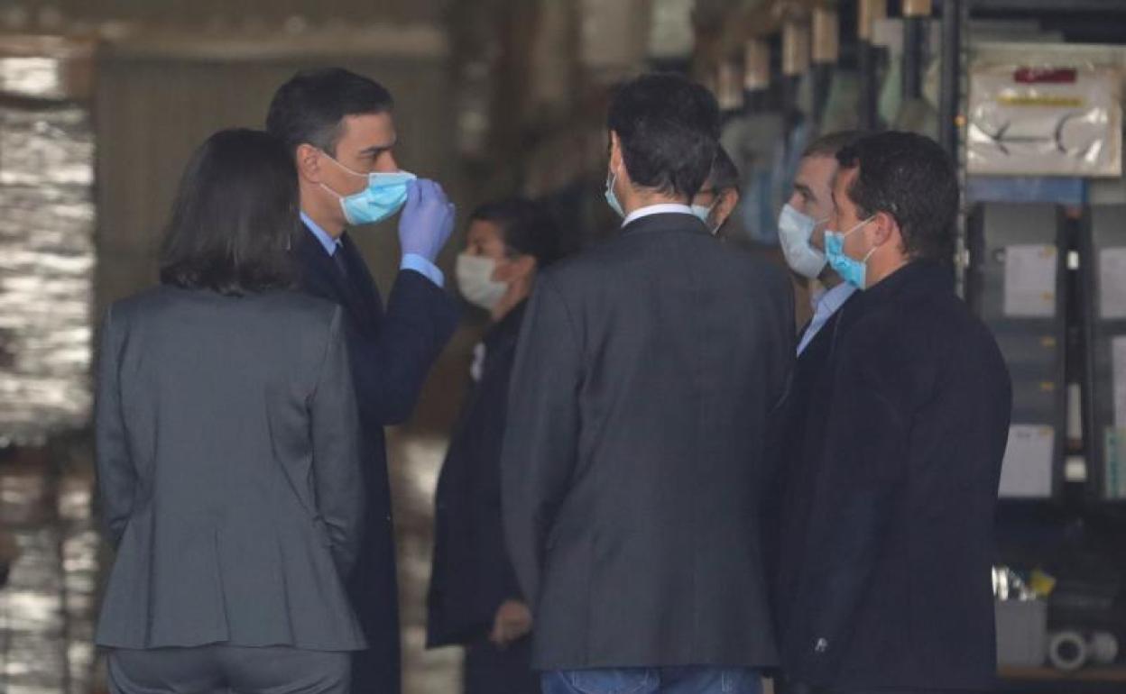 Pedro Sánchez (2i), durante su visita a la fábrica de Hersill en Móstoles.