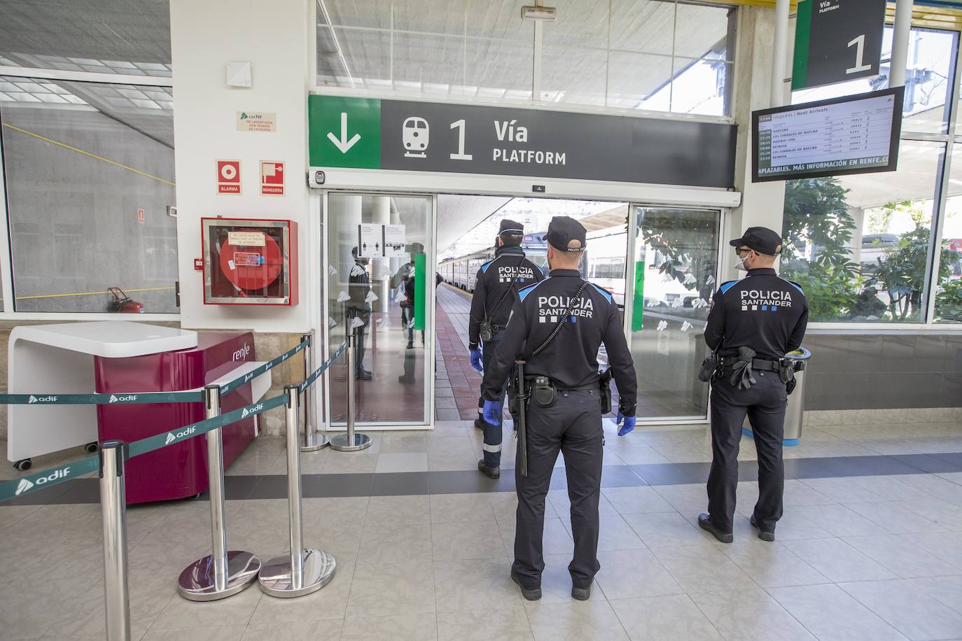 La Policía Nacional ha realizado hoy un seguimiento de la actividad en las estaciones de autobús y trenes para comprobar que se cumplen las disposiciones del Estado de Alarma / FOTOS: Roberto Ruiz 