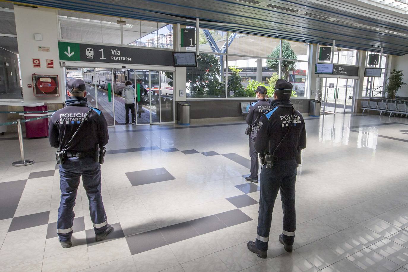 La Policía Nacional ha realizado hoy un seguimiento de la actividad en las estaciones de autobús y trenes para comprobar que se cumplen las disposiciones del Estado de Alarma / FOTOS: Roberto Ruiz 