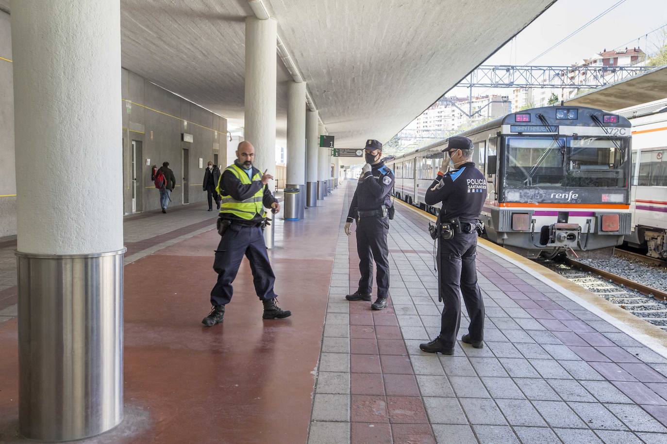 La Policía Nacional ha realizado hoy un seguimiento de la actividad en las estaciones de autobús y trenes para comprobar que se cumplen las disposiciones del Estado de Alarma / FOTOS: Roberto Ruiz 