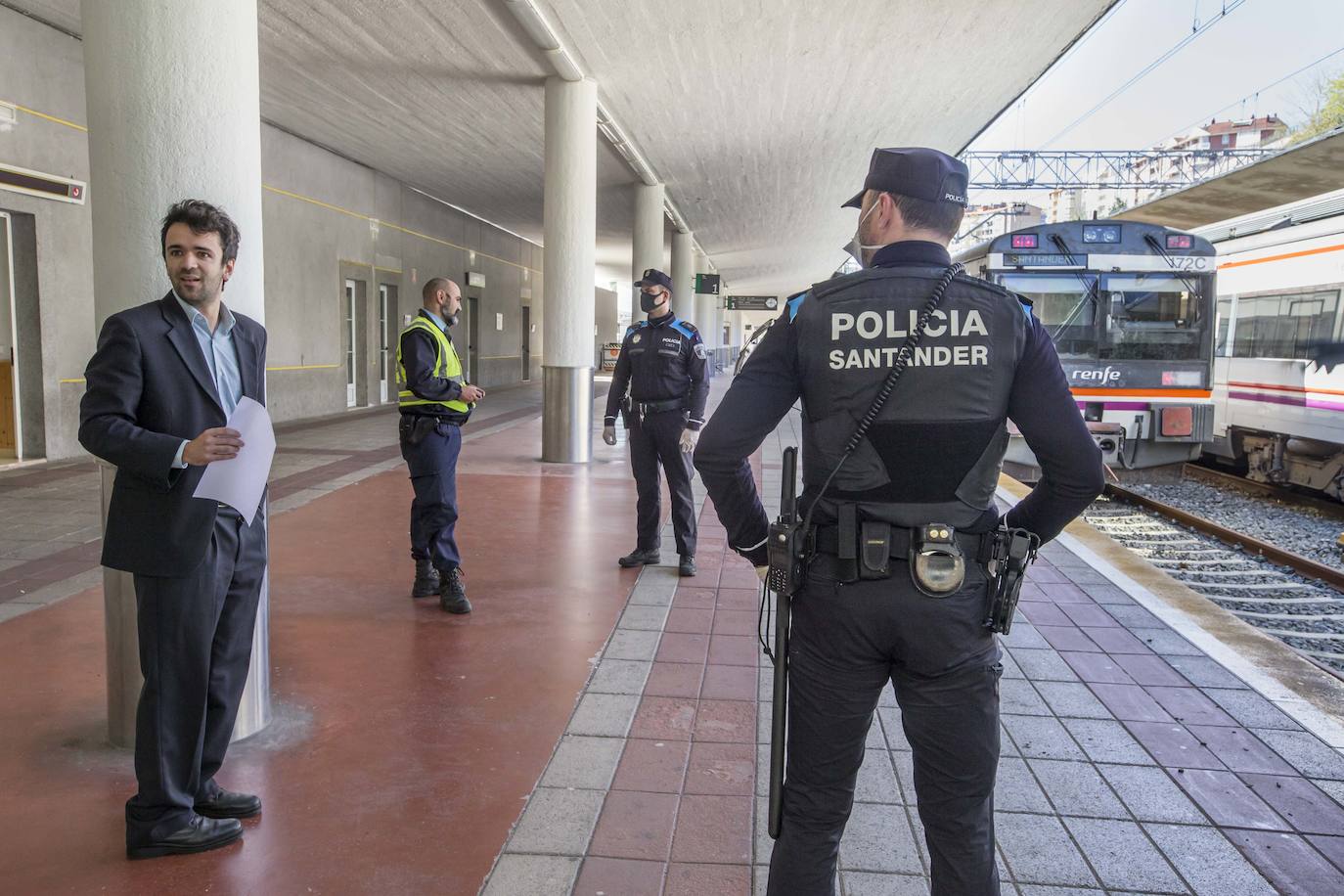 La Policía Nacional ha realizado hoy un seguimiento de la actividad en las estaciones de autobús y trenes para comprobar que se cumplen las disposiciones del Estado de Alarma / FOTOS: Roberto Ruiz 