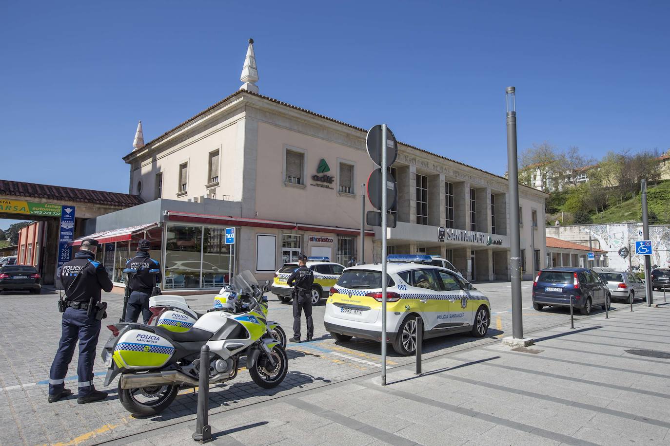 La Policía Nacional ha realizado hoy un seguimiento de la actividad en las estaciones de autobús y trenes para comprobar que se cumplen las disposiciones del Estado de Alarma / FOTOS: Roberto Ruiz 