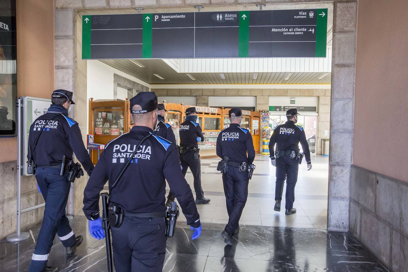 La Policía Nacional ha realizado hoy un seguimiento de la actividad en las estaciones de autobús y trenes para comprobar que se cumplen las disposiciones del Estado de Alarma / FOTOS: Roberto Ruiz 