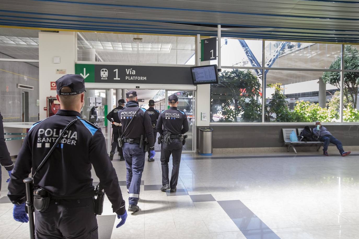 La Policía Nacional ha realizado hoy un seguimiento de la actividad en las estaciones de autobús y trenes para comprobar que se cumplen las disposiciones del Estado de Alarma / FOTOS: Roberto Ruiz 