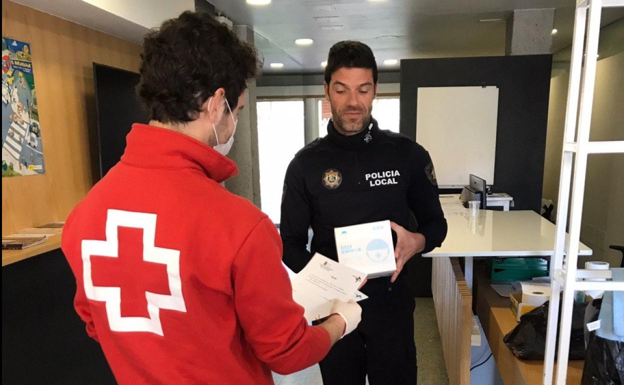 El Gobierno de Cantabria dota de 1.200 mascarillas a la Policía Local