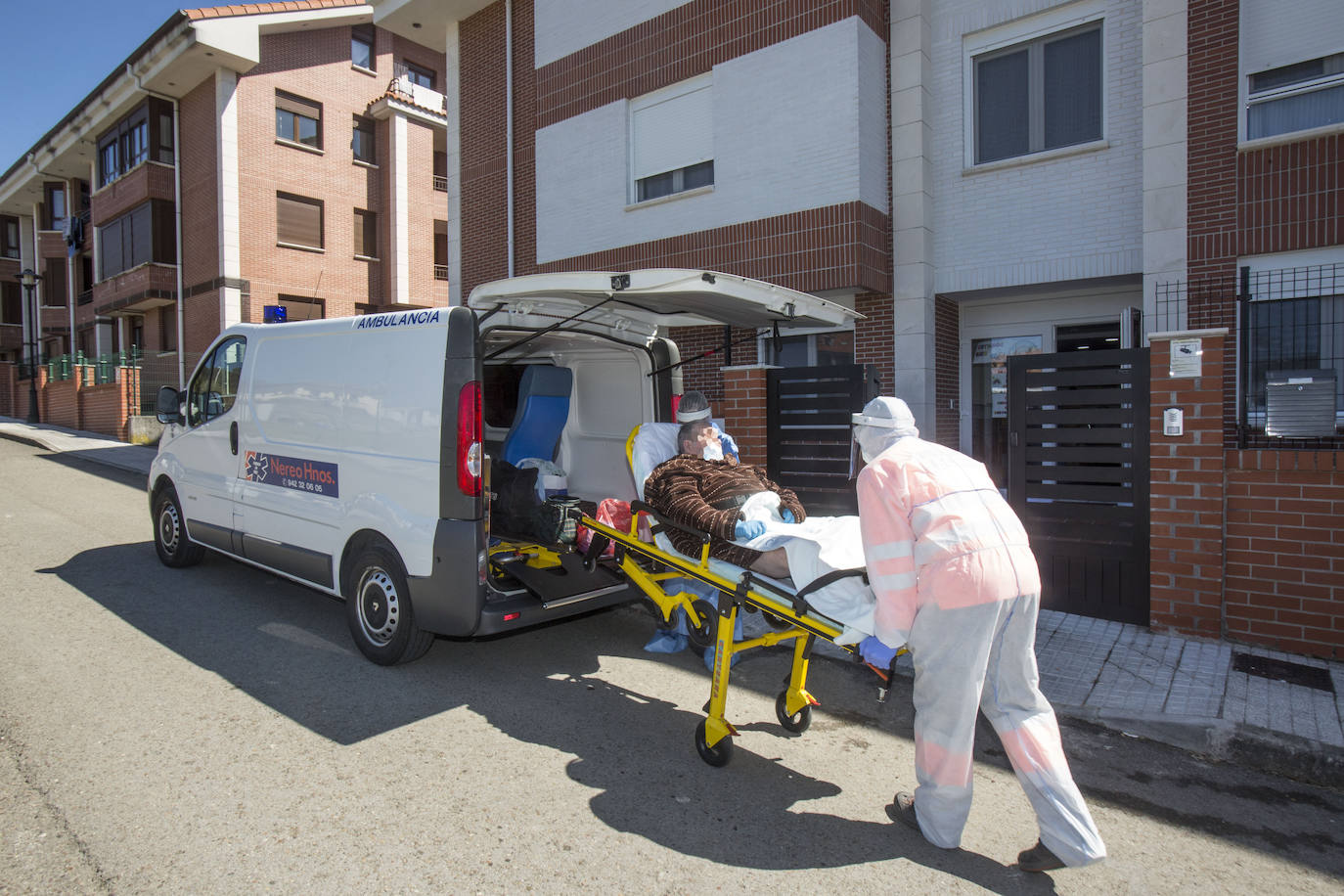 La residencia de Meruelo que se ha habilitado para acoger a personas dependientes que viven en otros centros -que pasarán en ella la cuarentena por coronavirus- ha acogido hoy por la mañana a las dos primeras personas.