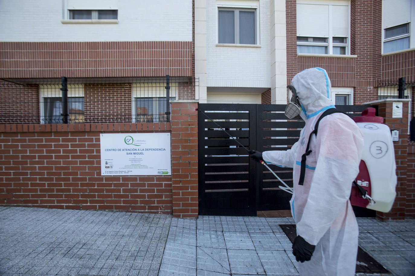 La residencia de Meruelo que se ha habilitado para acoger a personas dependientes que viven en otros centros -que pasarán en ella la cuarentena por coronavirus- ha acogido hoy por la mañana a las dos primeras personas.