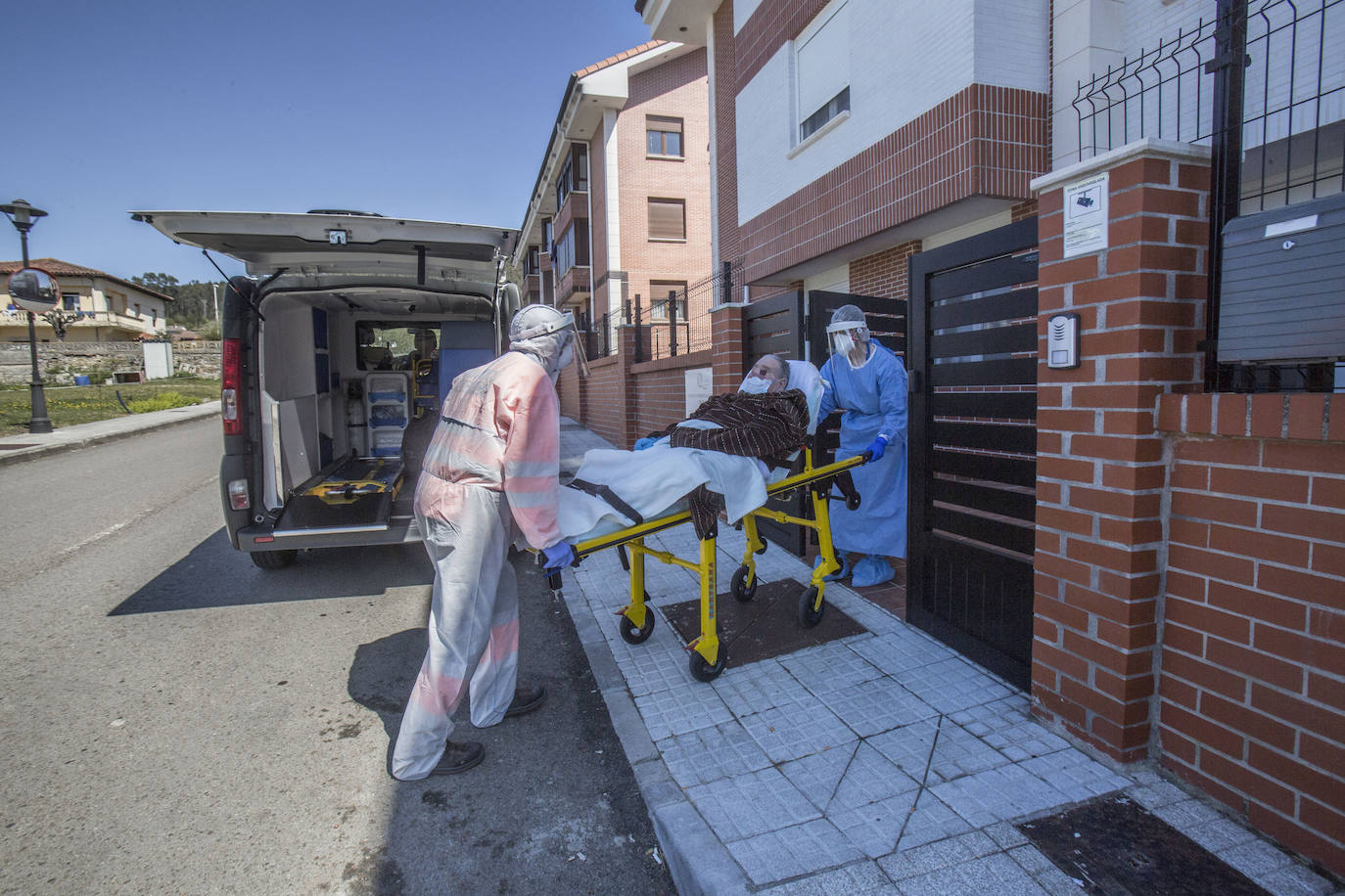 La residencia de Meruelo que se ha habilitado para acoger a personas dependientes que viven en otros centros -que pasarán en ella la cuarentena por coronavirus- ha acogido hoy por la mañana a las dos primeras personas.