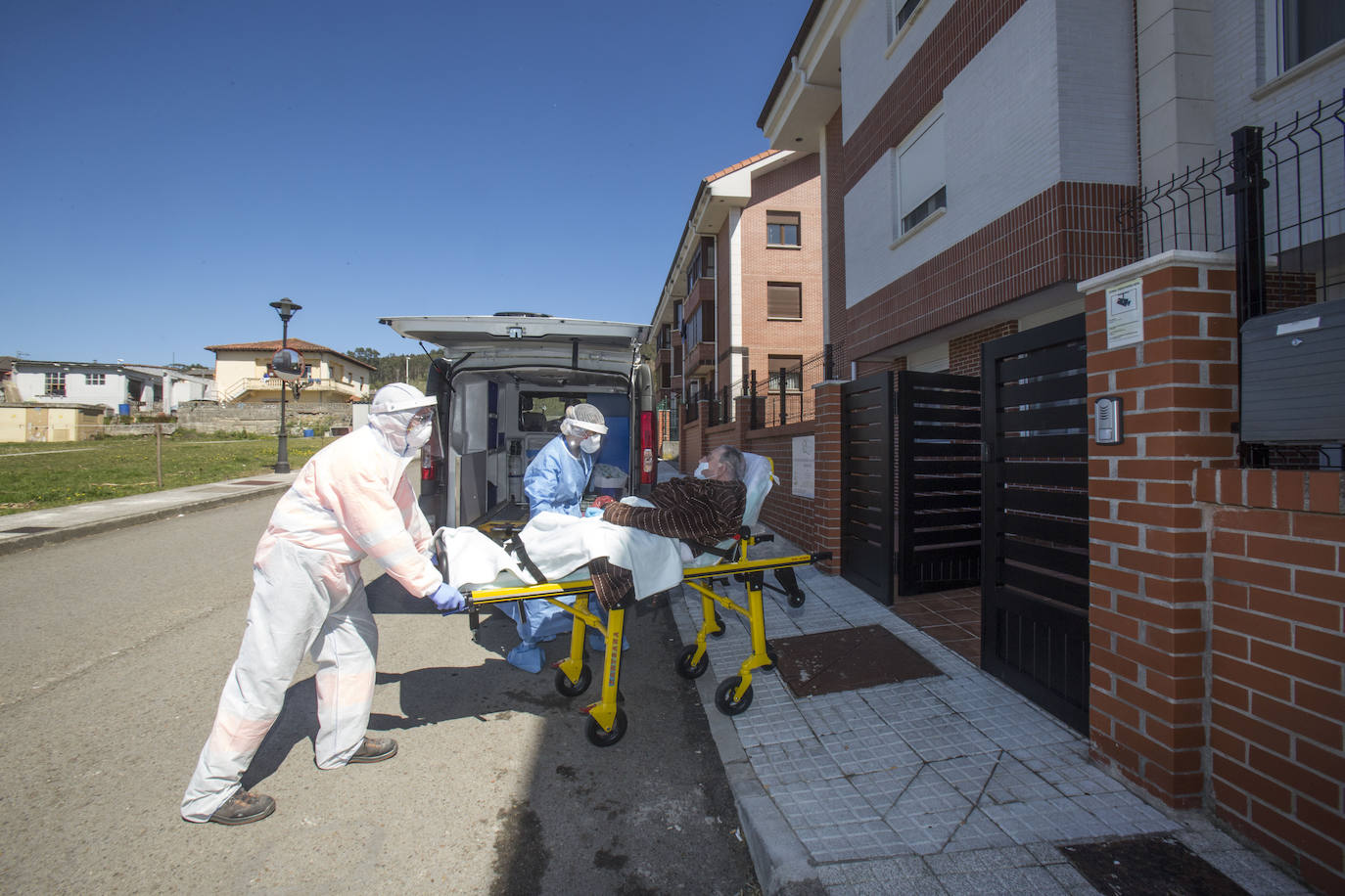 La residencia de Meruelo que se ha habilitado para acoger a personas dependientes que viven en otros centros -que pasarán en ella la cuarentena por coronavirus- ha acogido hoy por la mañana a las dos primeras personas.