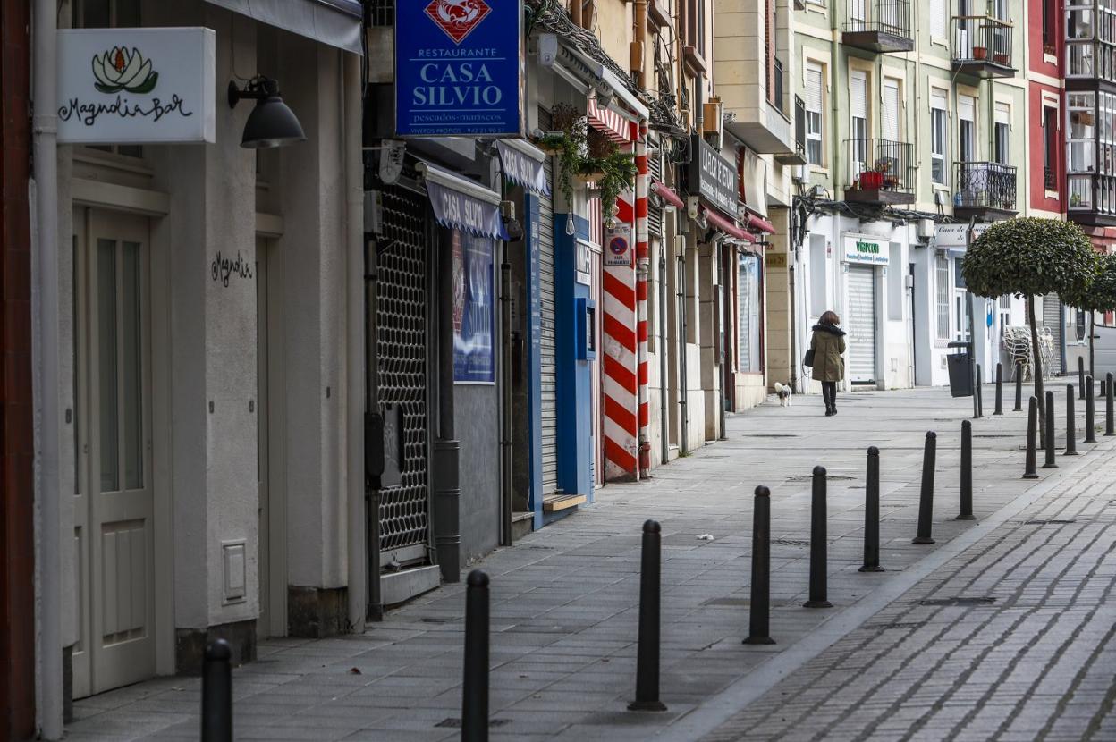 Establecimientos hosteleros en la calle Tetuán de Santander, cerrados forzosamente por el estado de alarma. ALBERTO AJA