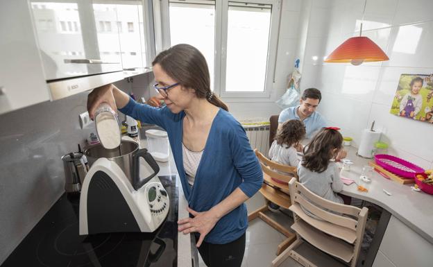 Ana cocina y su marido, Enrique, está descubriendo su talento para inventar actividades para sus hijas. fotografías: