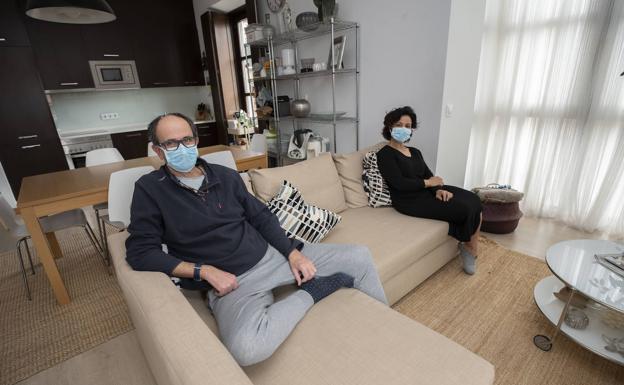 Joaquín y María José guardan las distancias en casa. 