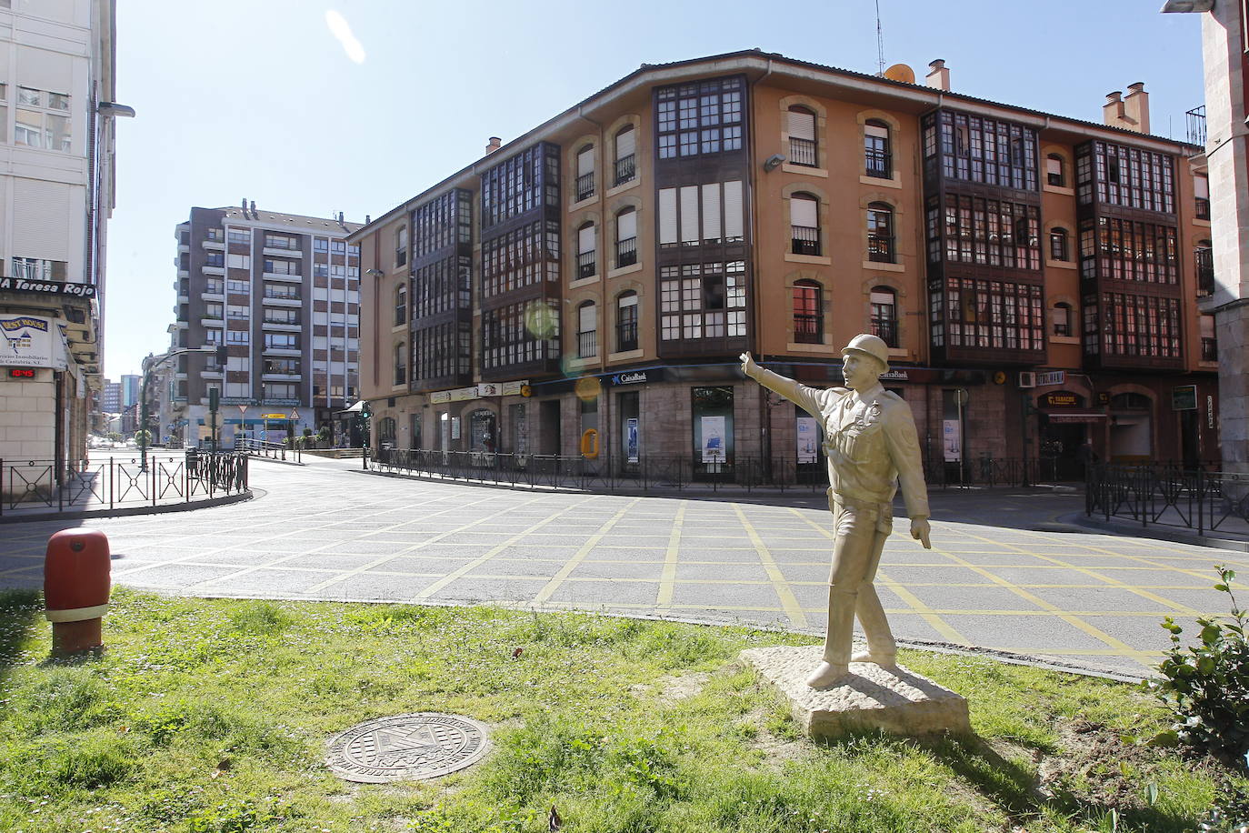 Santander, Santillana del Mar, Torrelavega y Suances presentaban hoy una extraña imagen en el primer fin de semana de las vacaciones de Semana Santa. Calles vacías, silencio y terrazas y bares cerrados. Este año no habra turismo