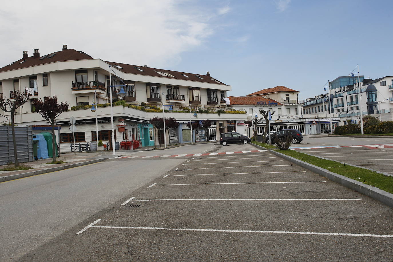 Santander, Santillana del Mar, Torrelavega y Suances presentaban hoy una extraña imagen en el primer fin de semana de las vacaciones de Semana Santa. Calles vacías, silencio y terrazas y bares cerrados. Este año no habra turismo