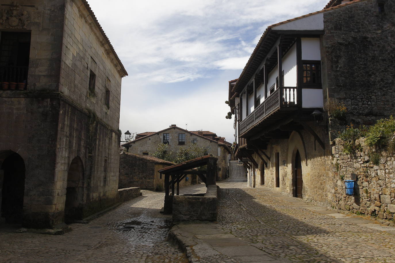 Santander, Santillana del Mar, Torrelavega y Suances presentaban hoy una extraña imagen en el primer fin de semana de las vacaciones de Semana Santa. Calles vacías, silencio y terrazas y bares cerrados. Este año no habra turismo