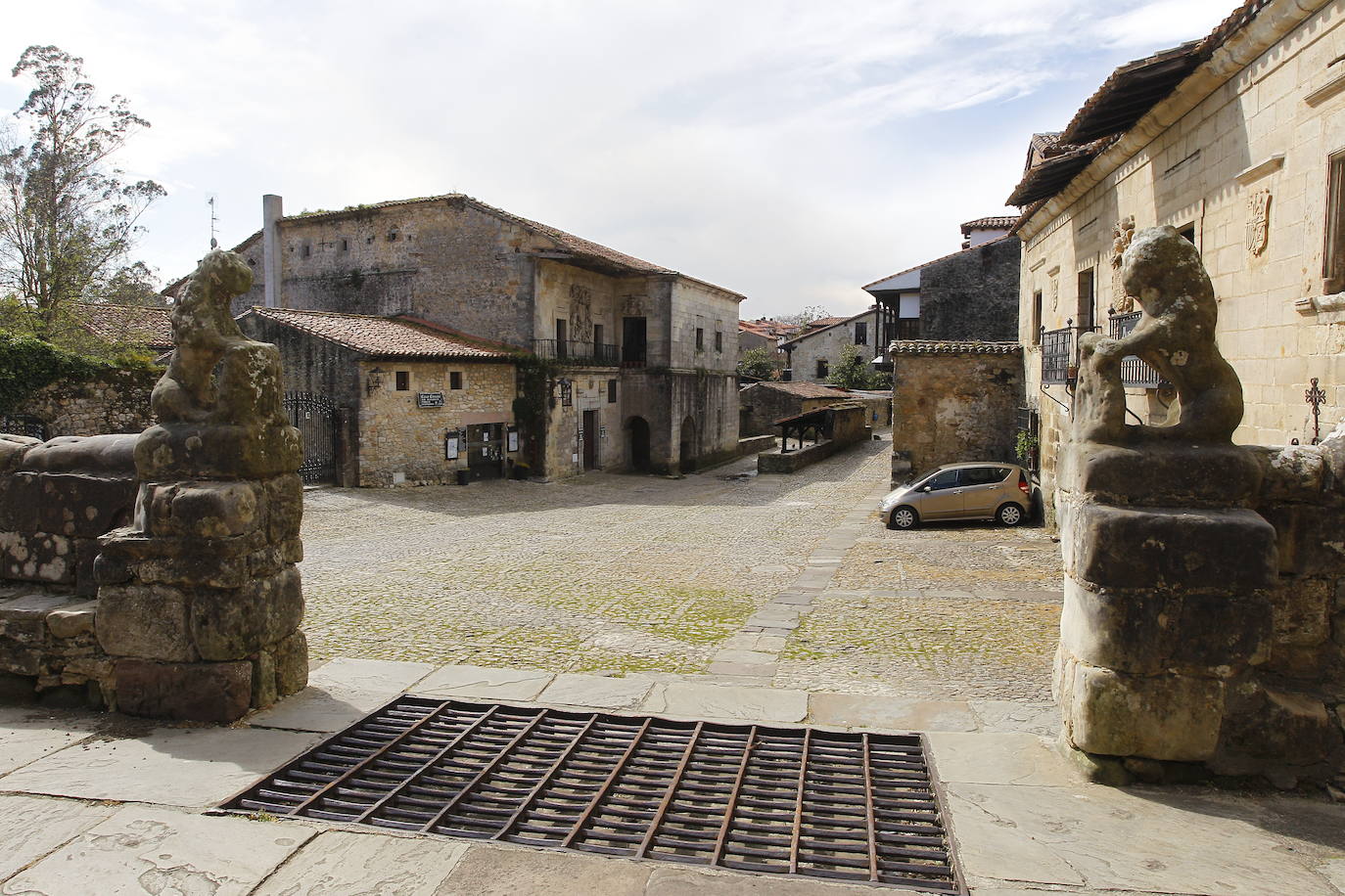 Santander, Santillana del Mar, Torrelavega y Suances presentaban hoy una extraña imagen en el primer fin de semana de las vacaciones de Semana Santa. Calles vacías, silencio y terrazas y bares cerrados. Este año no habra turismo