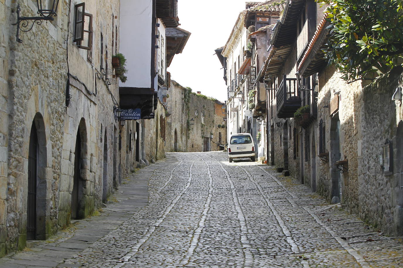 Santander, Santillana del Mar, Torrelavega y Suances presentaban hoy una extraña imagen en el primer fin de semana de las vacaciones de Semana Santa. Calles vacías, silencio y terrazas y bares cerrados. Este año no habra turismo