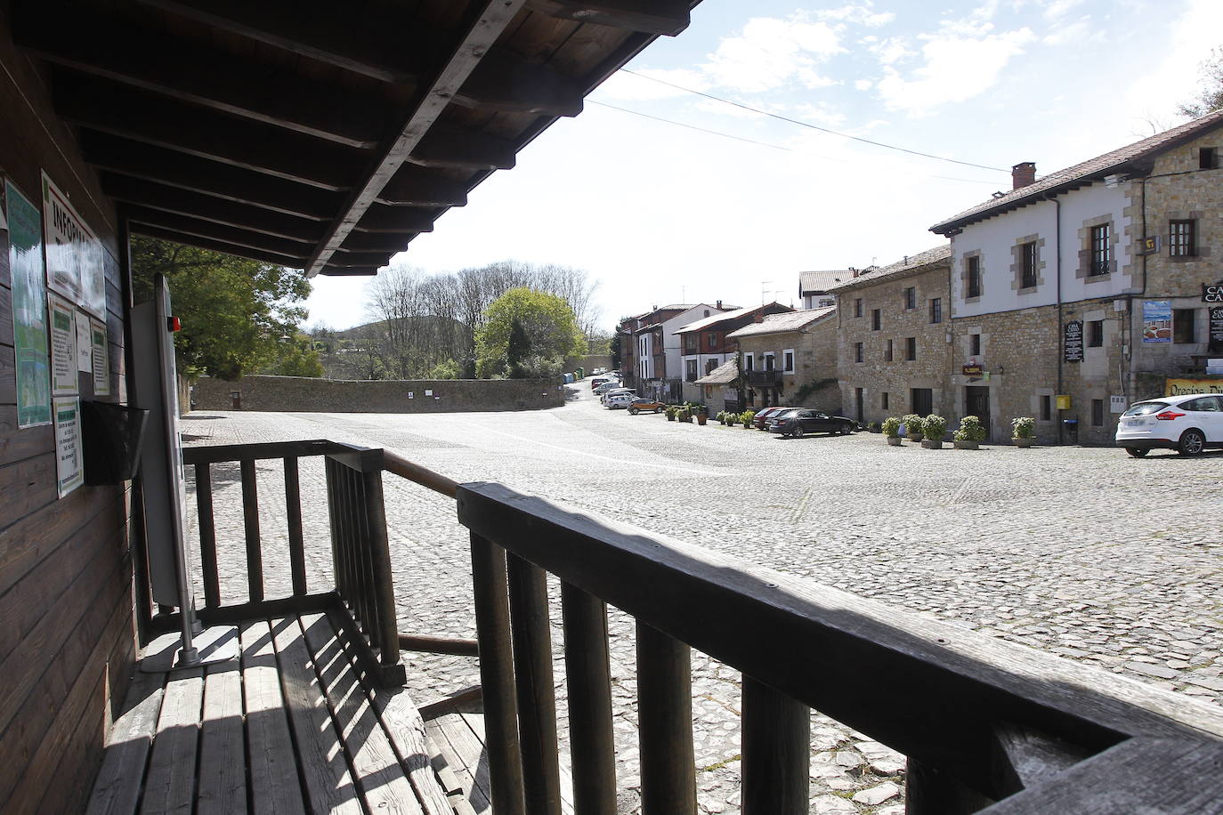 Santander, Santillana del Mar, Torrelavega y Suances presentaban hoy una extraña imagen en el primer fin de semana de las vacaciones de Semana Santa. Calles vacías, silencio y terrazas y bares cerrados. Este año no habra turismo